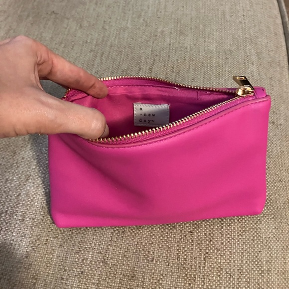 Bubble gum pink leather wristlet - Picture 3 of 4